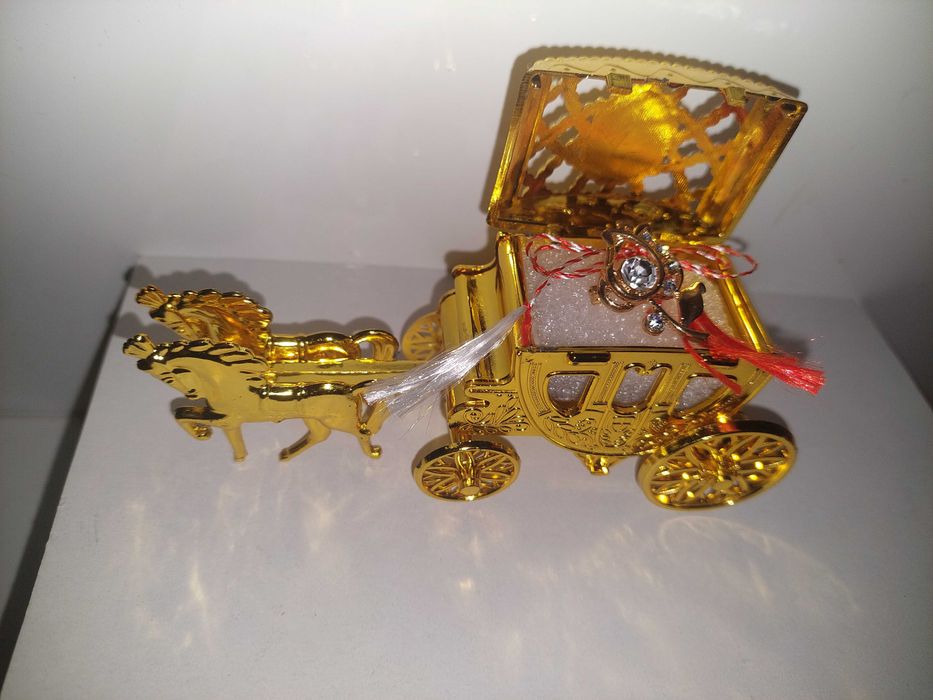 Caleasca trasura cu caluti cutie bijuterii aurie
