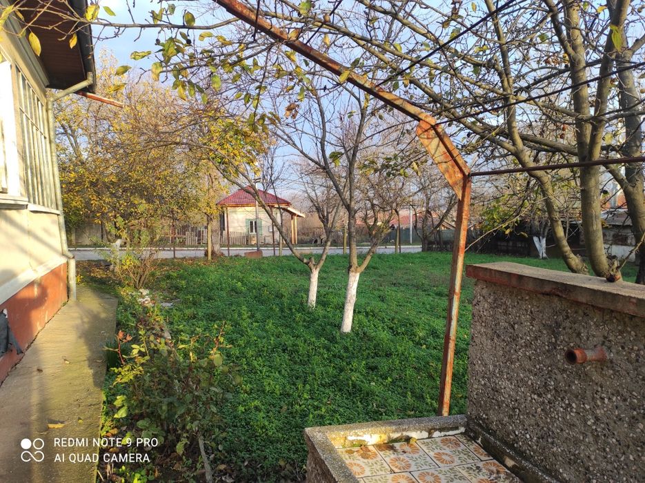 Продавам къща с двор общо място 1500 квадрата!