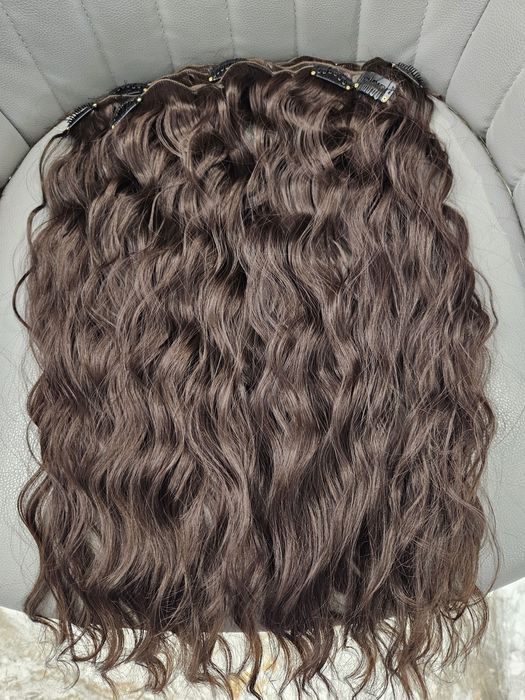 Естествена кестенява коса.  Естествено чуплива. Втора употреба