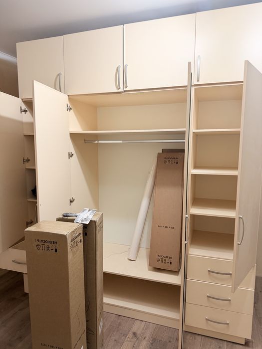 Шкаф бежевого цвета