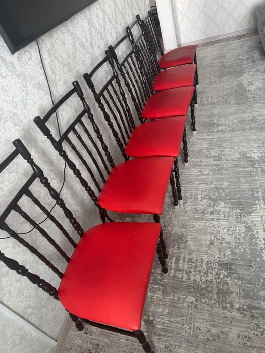 Стулья с красной обвивкой