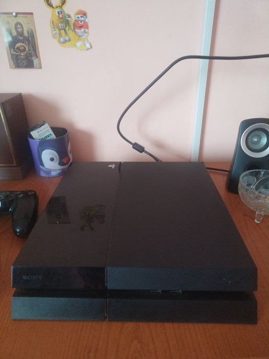 Vând ps 4 cu 2 manete și 21 de jocuri
