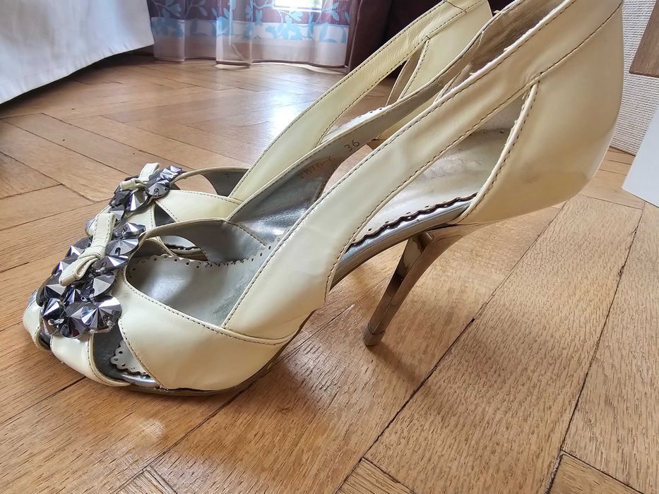 Бели официални обувки