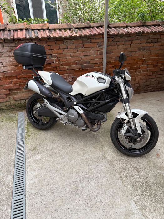 Продавам DUCATI Monster 696 ,  2009 година.  Тел: +359888370330 . Цена 3200€