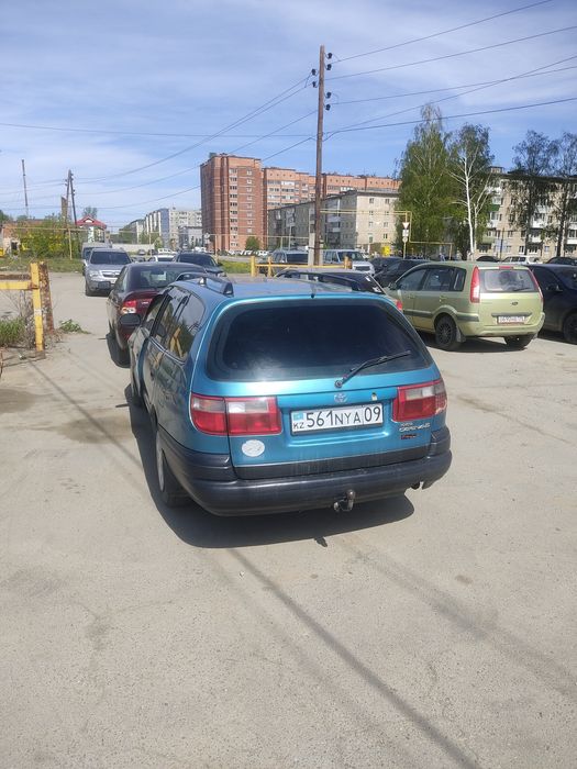 Автомобиль Тайотта Карина Е