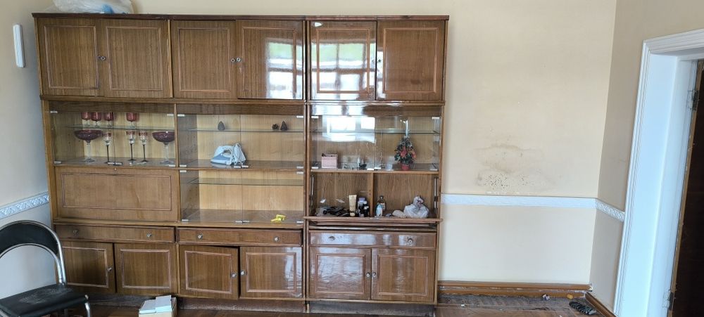 Шифоньеры, большие стенки и старый телевизор, подставки