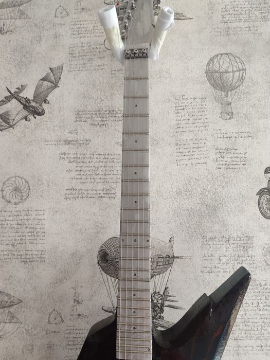 Электрогитара с алюминиевым грифом