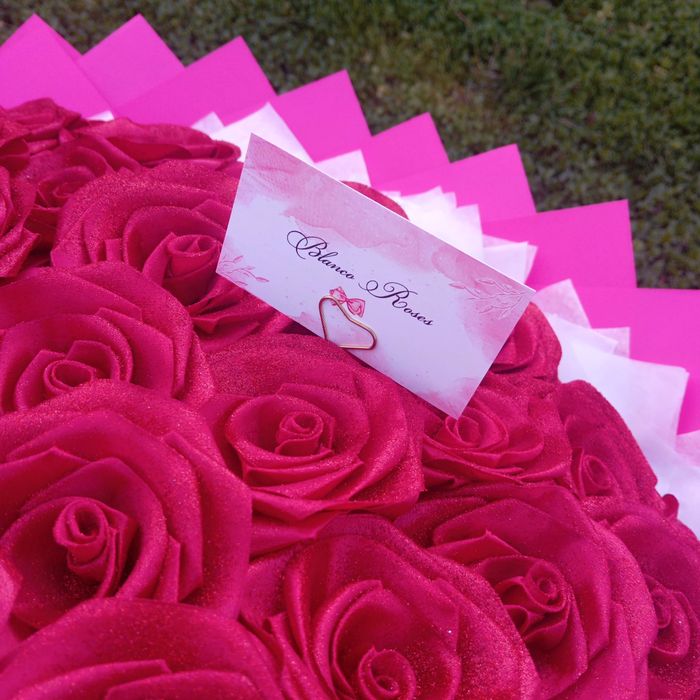 Buchet de 101 roșii cu ambalaj roz