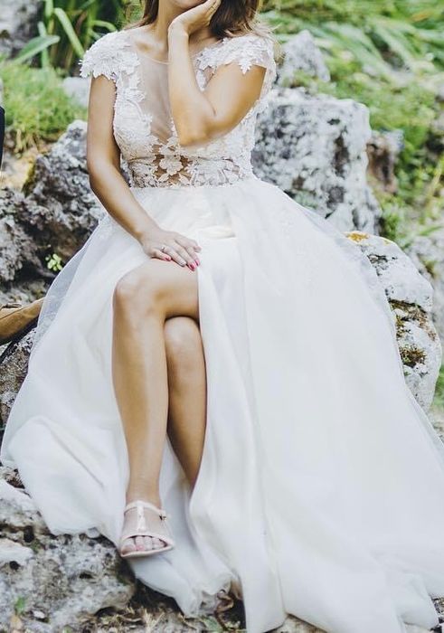 Vând rochie de mireasa frumoasa despicata pe picior