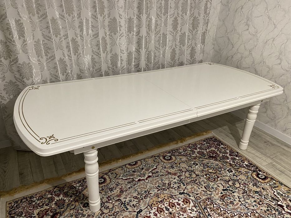 Стол гостиный белый