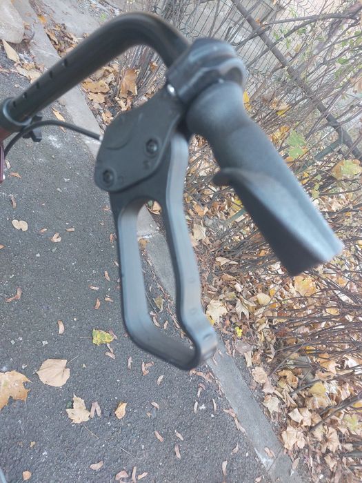 Rolator pe 4 roti pentru persoanele cu handicap