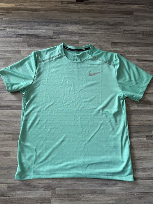 Тениска Nike dry - fit.Размерът е между  M / L