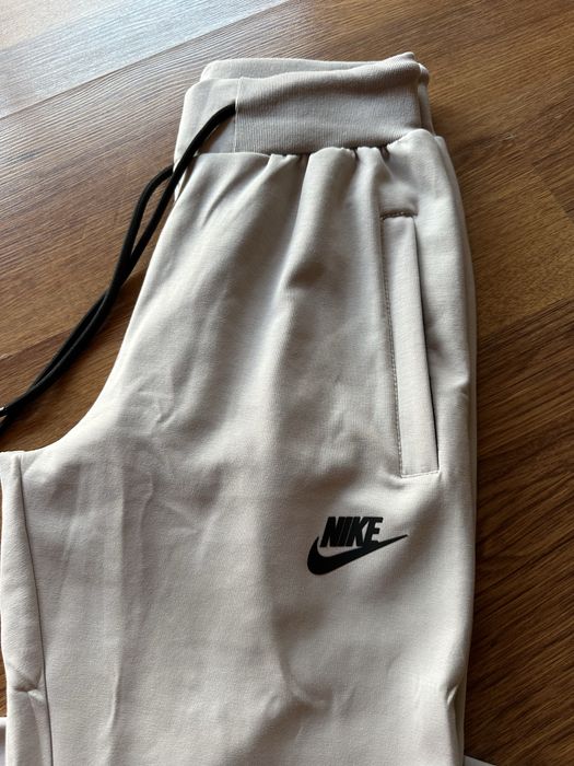 Мъжки,памучен,сив екип Nike с гумирано лого,с качулка и ципове на джобовете