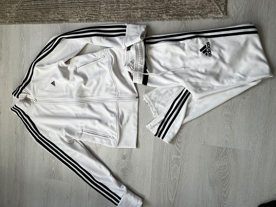 Продавам дрехи на Adidas