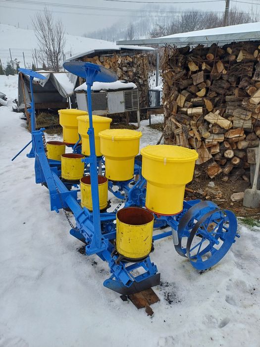 Semanatoare de porumb pe 4 randuri cu fertilizare