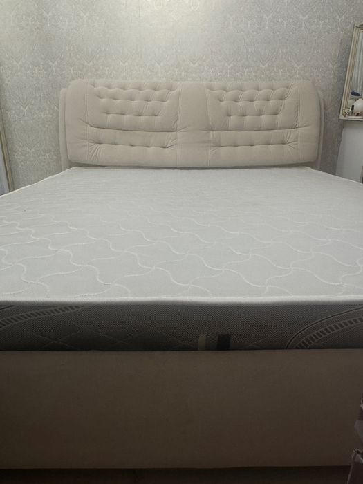 Двуспальная кровать с матрасом 180*200