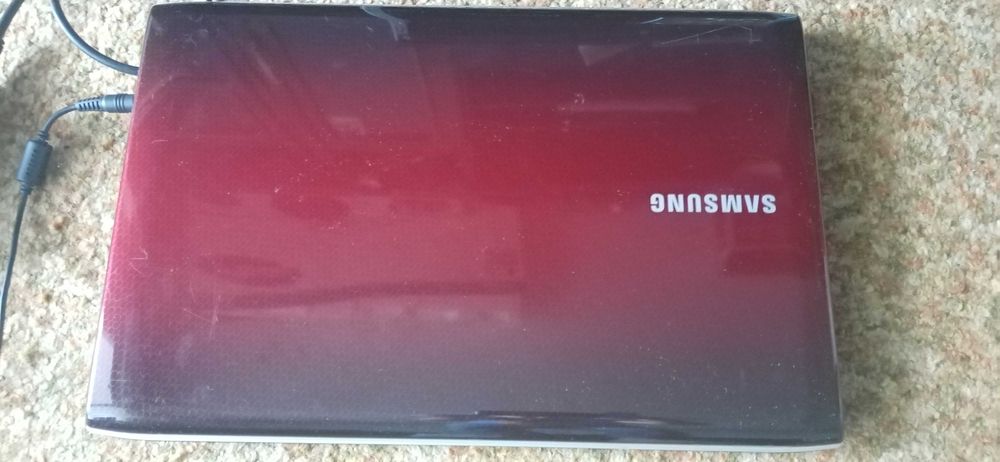 Продавам Лап топ samsung i3