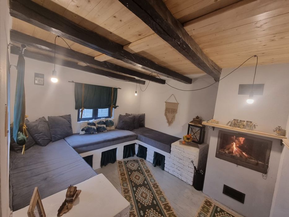 Casa cu șemineu, curte mare și vatra de foc