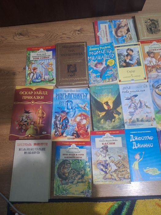 Продавам книги с леки следи от употреба