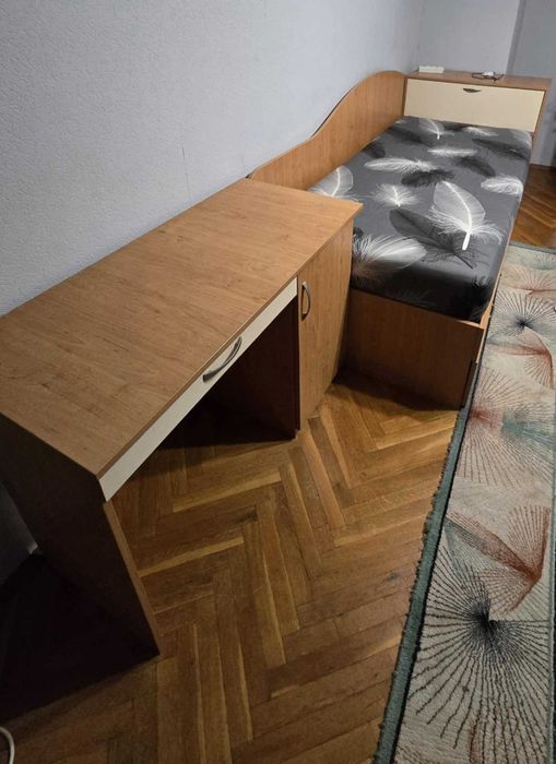 Продавам сандвич легло с ракла и бюро