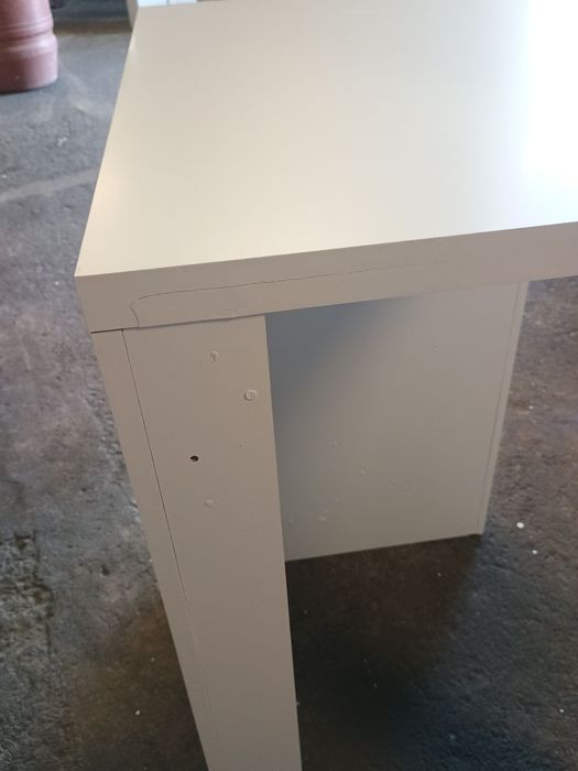 Бар маса с рафтове