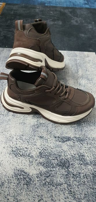 Продам кроссовки новые 37 р