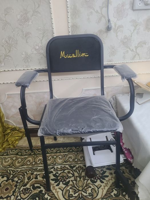 Muallim stol yengi oldidagi doskasiyam yengi turibdi bor ishlatilmagan