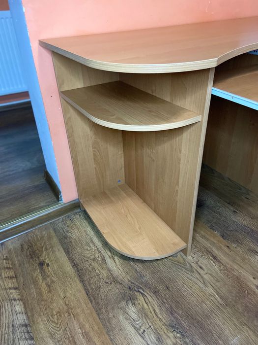 Бюро в светъл дървесен цвят – удобно за офис или ученик