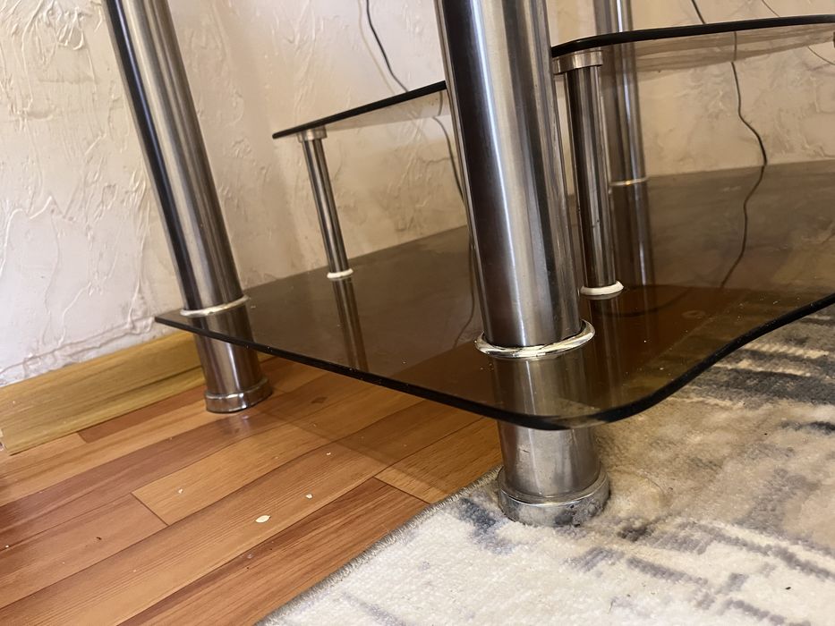 Стеклянный стол