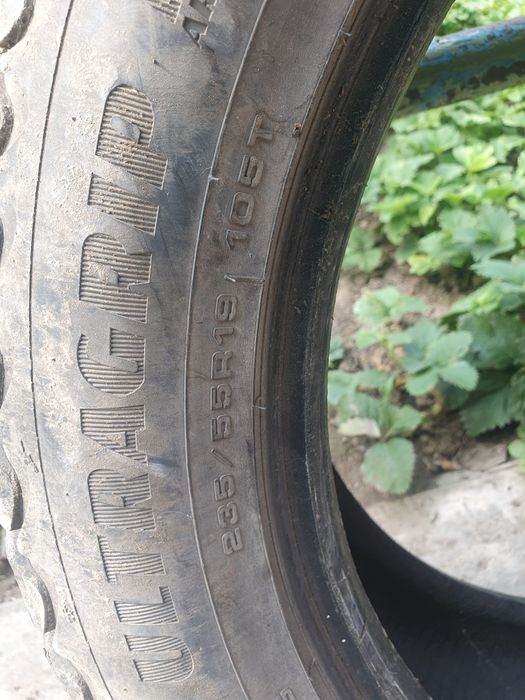 Продаю комплект  покрышек  r19