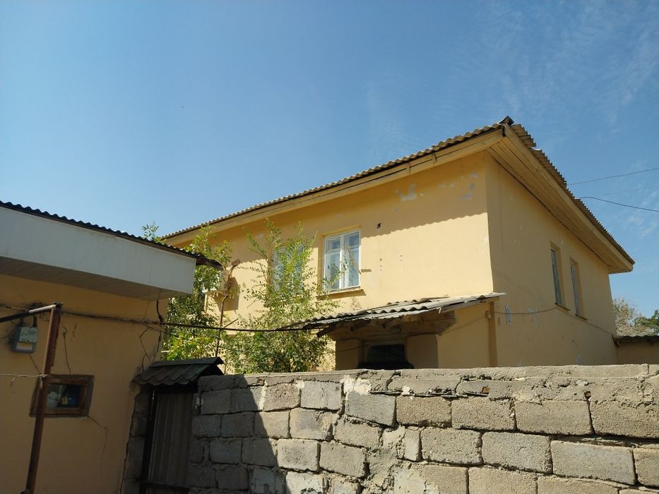 Уй сотилади Цум оркасида 2-та хонадон