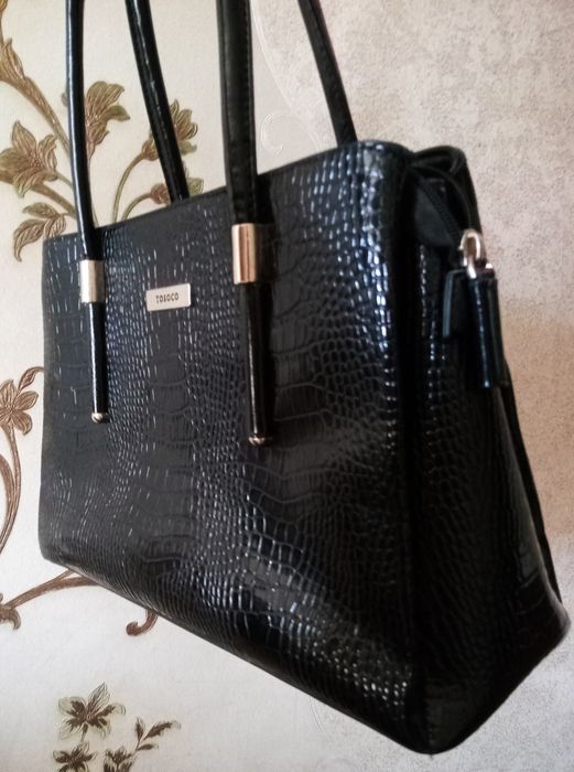 Сумка Tosoco черная с тиснением под крокодила
