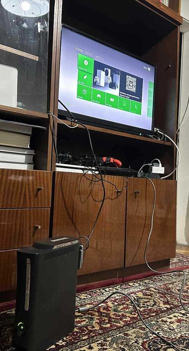 Xbox 360 (120gb HDD) Конзола с Кабел и Една Игра