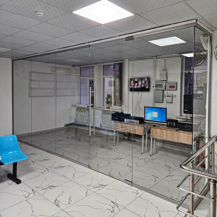 Стеклянные перегородки и перила