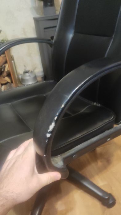 Кожен офис стол.