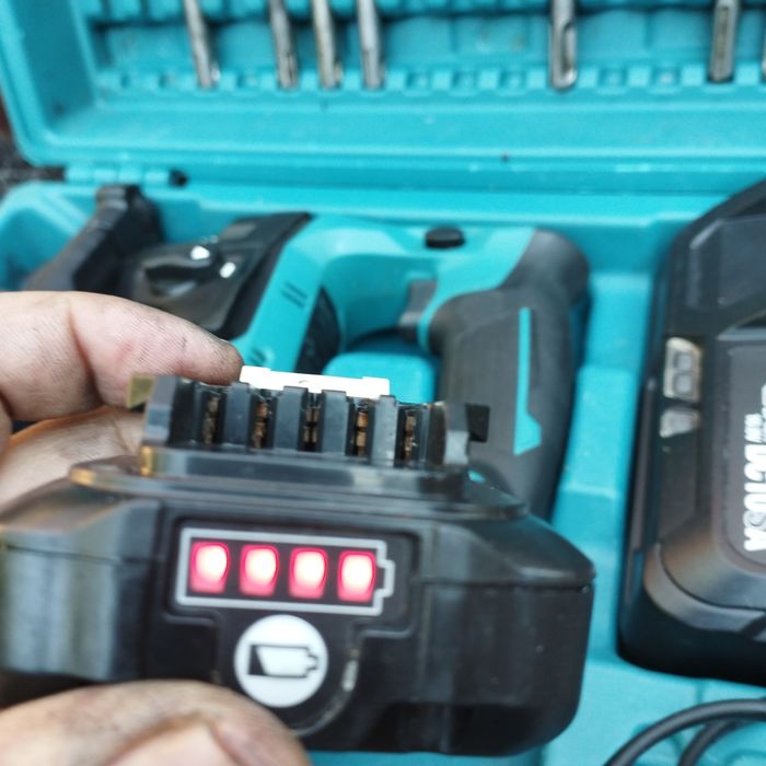 Акумулаторен перфоратор безчетков Makita HR166D  Li-Ion