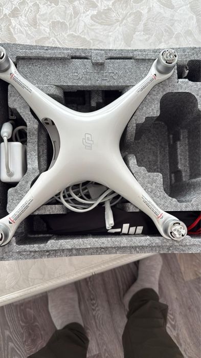 Продам дрон phantom 4