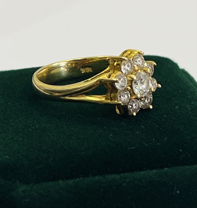 Дамски златен пръстен жълто злато и брилянти