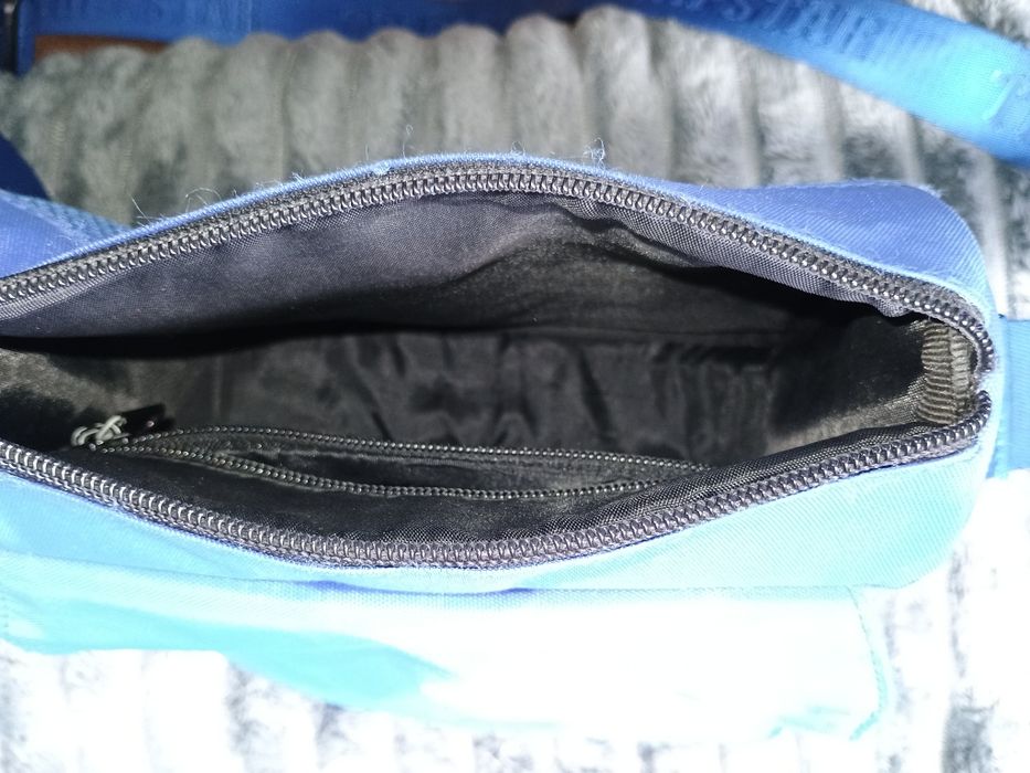 Чантичка на Trapstar Blue купена е от Англия и е напълно е истинска