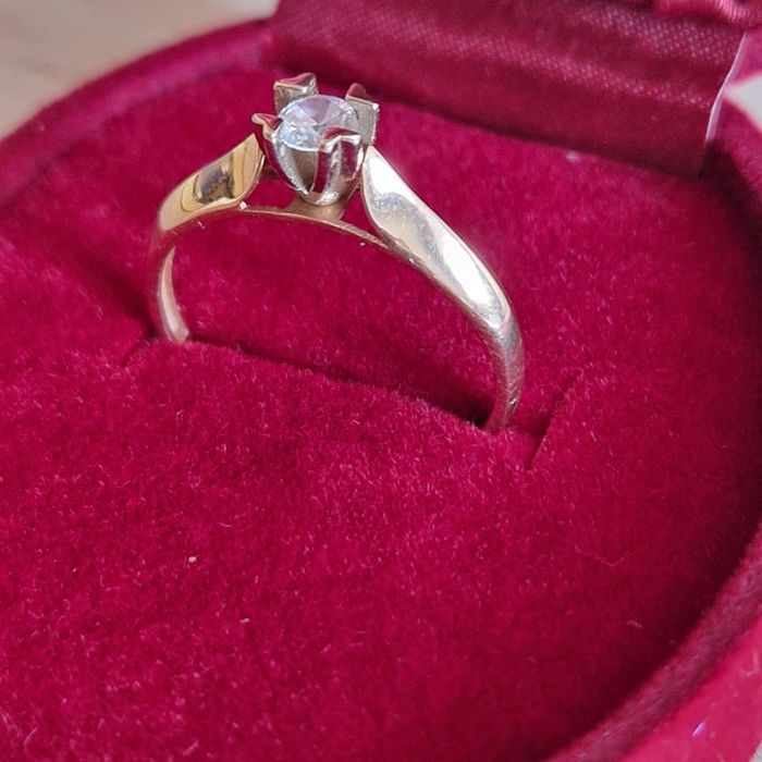 Продам золотое кольцо 585