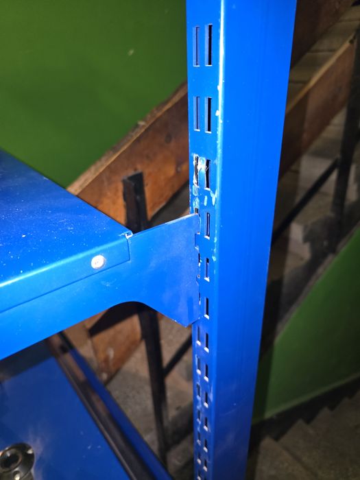 Метален стелаж с колела