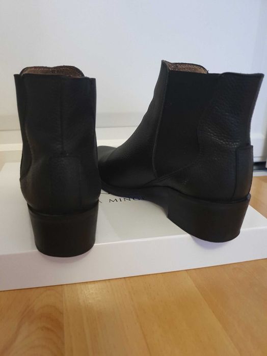 Ghete negre de piele