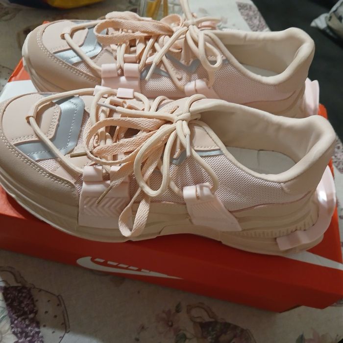 Дамски маратонки чисто нови !!!