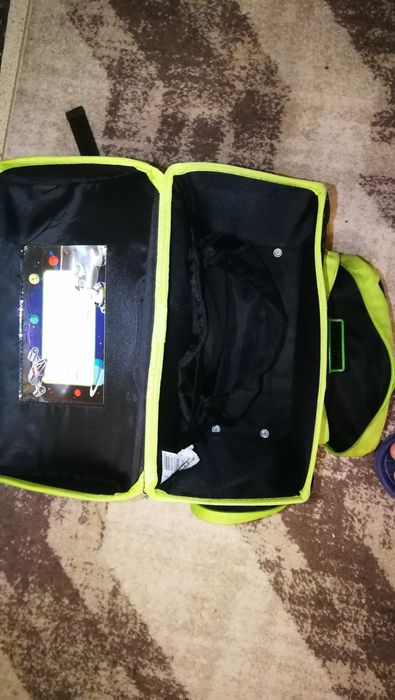 Продавам ученическа раница