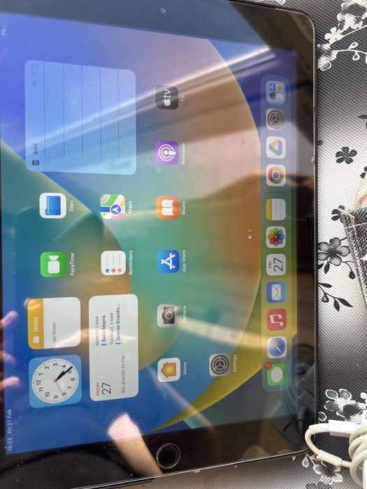 iPad 5th Gen идващ с калъф, чанта и зарядно- Model A1822, 32 GB