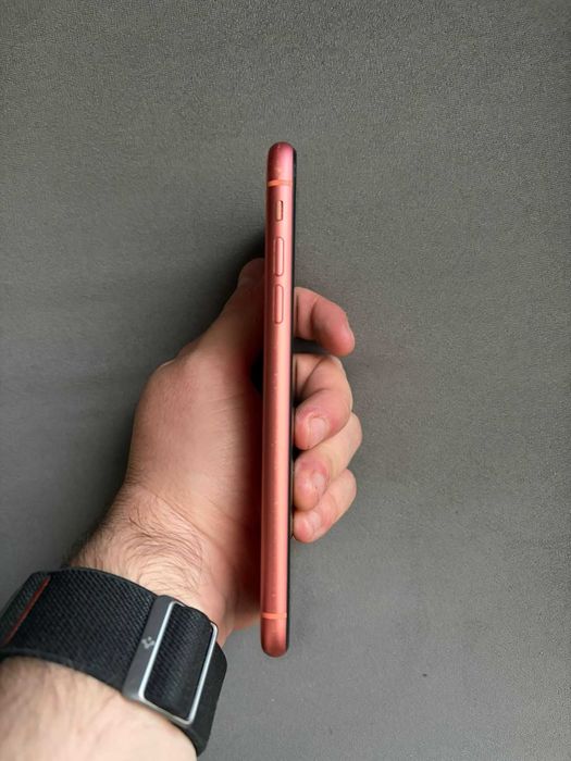 Vând iPhone XR 64GB, funcționează perfect.