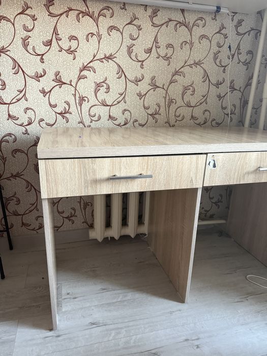 Продам стол письменный.