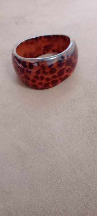 Vând brățări ca noi