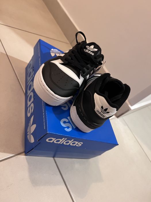 Vând adidași marca Adidas