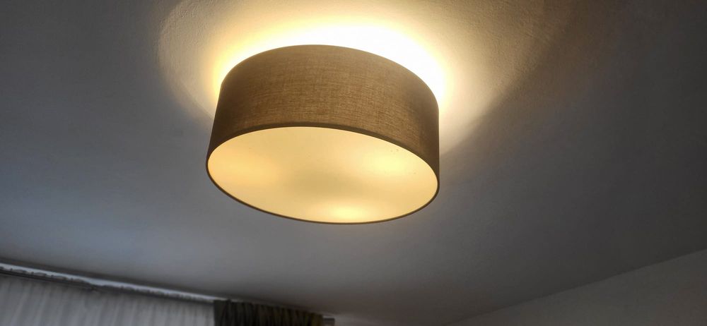 Vând plafonieră modernă